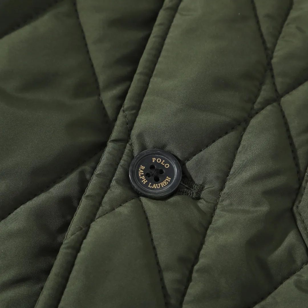 P370 #R50 Ralph Lauren/Ralph Lauren classic old money style workwear rhombus retro cotton jacket. Inspired by retro workwear, it reshapes the contemporary British style. Imported machine-pressed diamond quilting technology, every quilting line is accurately aligned, and the details are full of ingenuity; three-dimensional tailoring creates a neat H-shaped silhouette, and it can still remain light and straight when worn in multiple layers in autumn and winter. Customized metal buttons, low-key embellished textured corduroy lapel design, full of retro atmosphere, 37.5° temperature control black technology, breathable and moisture-proof, locks in temperature and sweat, waterproof and snow-proof fabric, no fear of bad weather, anti-run cotton patented technology, warm and soft, long-wearing without deformation, five high-end colors: navy | khaki | black | green | brown, easily suitable for commuting, leisure, and travel. Wearing one piece gives off a calm temperament of "old money style", and you can have both style and warmth in low-temperature weather.  Color: Navy blue, black, khaki, military green, brown Size: S M L